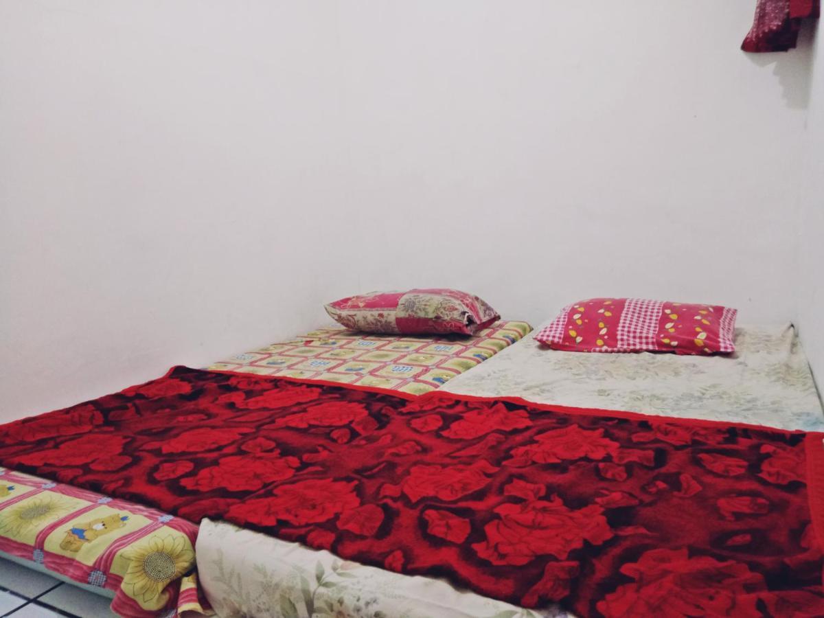 Griya Backpacker Pak Yon Bed & Breakfast Malang Ngoại thất bức ảnh