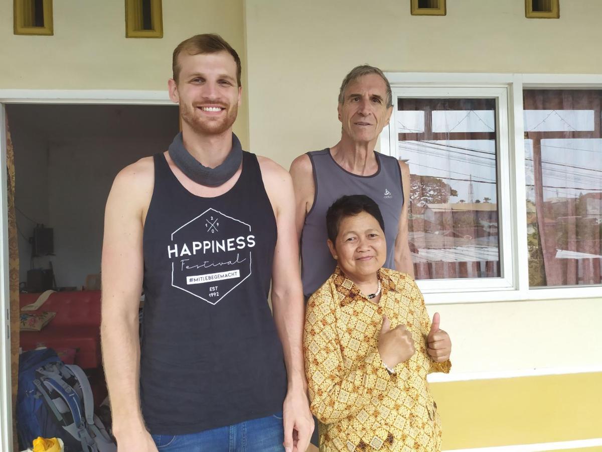 Griya Backpacker Pak Yon Bed & Breakfast Malang Ngoại thất bức ảnh